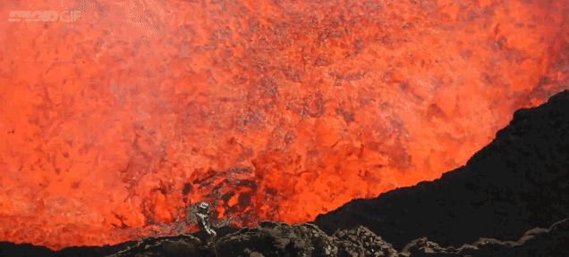 Hombre desciende a un volcán en erupción